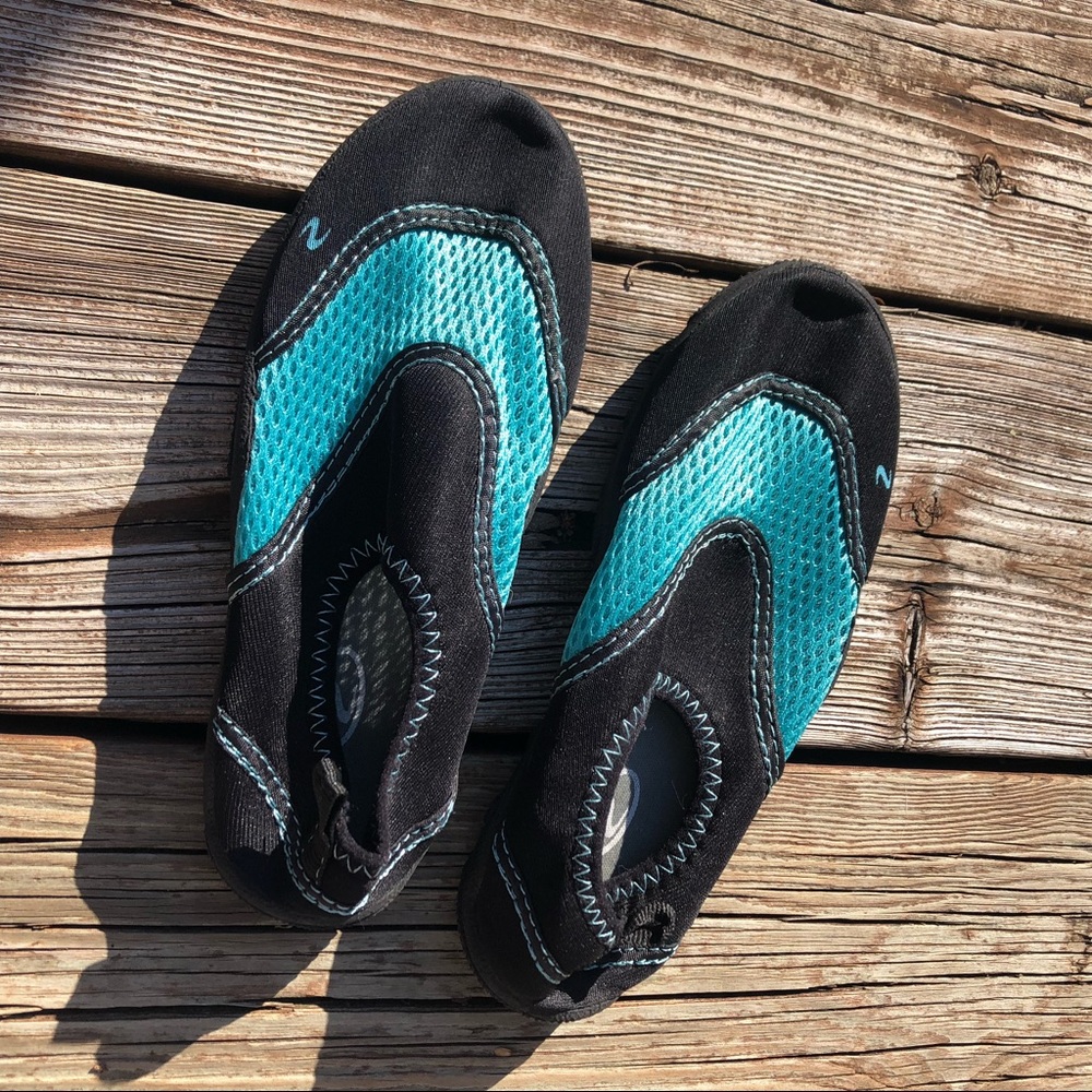Water shoes!!! 🐸 💦 🌺 🌱 💧